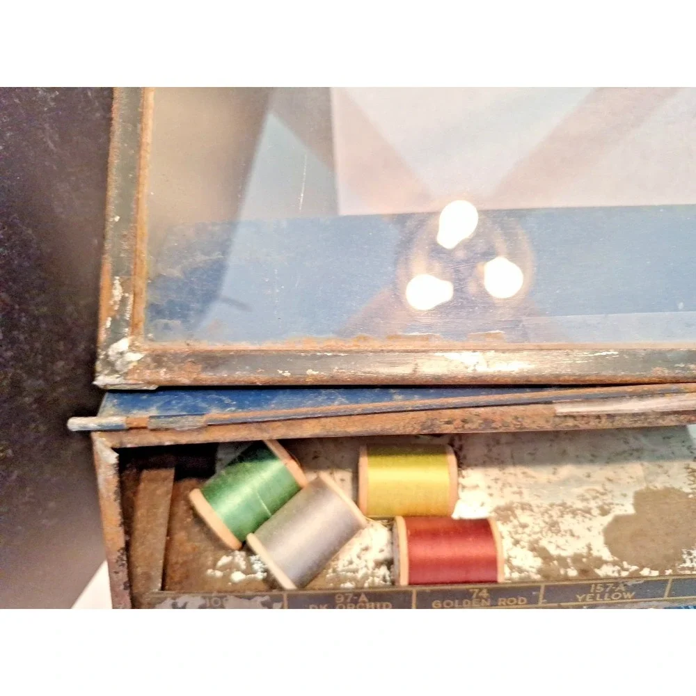 J & P COATS THREAD SPOOL COUNTERTOP CABINET ORIG LIFTING GLASS +ACCESSORIE